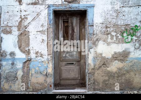 I colori muti della vecchia casa necessitano di lavori di ristrutturazione a Evora, Portogallo Foto Stock