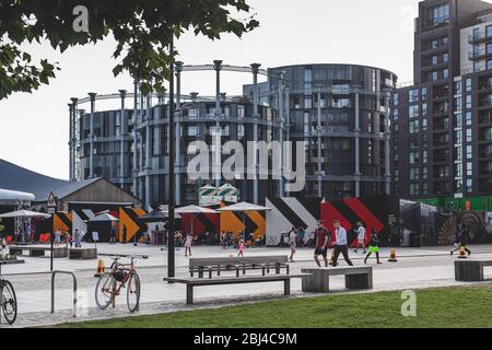 Londra/UK-26/07/18: Lewis Cubitt Square, zona pedonale di King's Cross Central. Edifici di appartamenti costruiti all'interno di una tripletta congiungente di Victoria G. Foto Stock