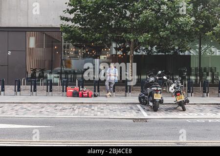 Londra/UK-26/07/18: Stazioni di aggancio e portabiciclette per noleggio biciclette vuote su una strada. Un portabiciclette è un dispositivo a cui le biciclette possono essere fissate saldamente f Foto Stock