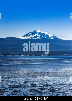 Mt Baker attraverso Bellingham Bay. Foto Stock