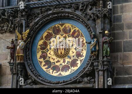 Simboli zodiacali e statue di Orologi Astronomici di Praga Foto Stock