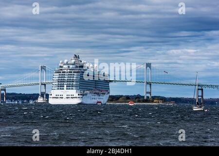 Nave da crociera ancorata nel porto di Newport. Foto Stock