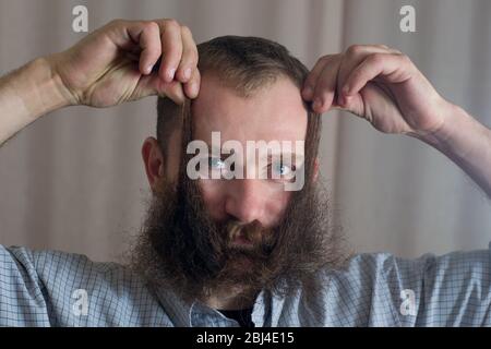 Ritratto di un bianco sorridente con barba lunga Foto Stock