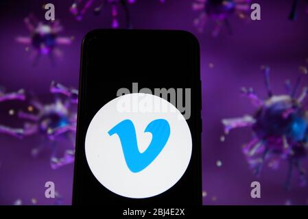 Polonia. 28 Aprile 2020. In questa illustrazione fotografica viene visualizzato un logo Vimeo su uno smartphone con un'immagine di esempio COVID 19 sullo sfondo. Credit: Omar Marques/SOPA Images/ZUMA Wire/Alamy Live News Foto Stock