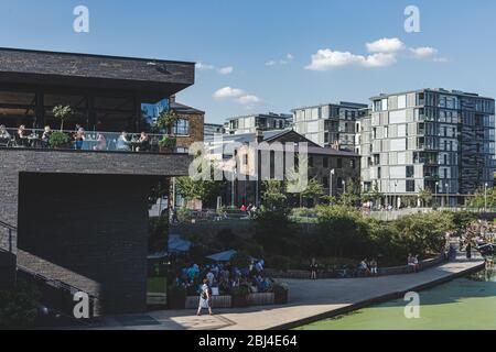 Londra/UK-26/07/18: I Handyside Gardens, l'arthouse e il ristorante Lighterman sulla sinistra vicino al Regent's Canal, appena fuori Granary Square in T Foto Stock
