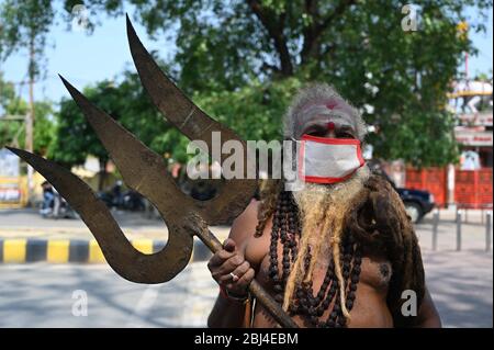 Prayagraj, Uttar Pradesh, India. 28 Aprile 2020. Un sadhu indossa maschera facciale contro COVID-19 durante il governo ha imposto blocco a livello nazionale come misura preventiva contro il virus della corona COVID-19 a Prayagraj. Credit: Prabhat Kumar Verma/ZUMA Wire/Alamy Live News Foto Stock