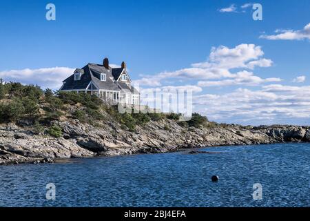 Pittoresca casa sul lungomare con vista sull'oceano lungo Ocean Drive in Rhode Island. Foto Stock