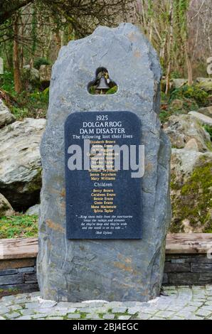 Dolgarrog, Galles, UK : 2 marzo 2019: Massi giganti che hanno distrutto le case sono in un parco commemorativo per commemorare il disastro del 2 novembre 1925. La e Foto Stock