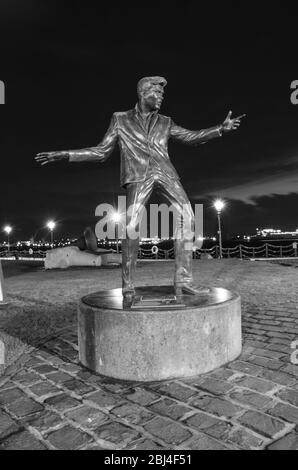 Liverpool, UK : 16 Mar 2019: La statua di bronzo di Billy Fury al Museo Nazionale della vita di Liverpool. Lo scultore Tom Murphy nacque a Liverpoo Foto Stock