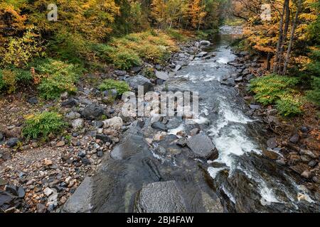 Il fiume New Haven attraversa il paesaggio autunnale. Foto Stock