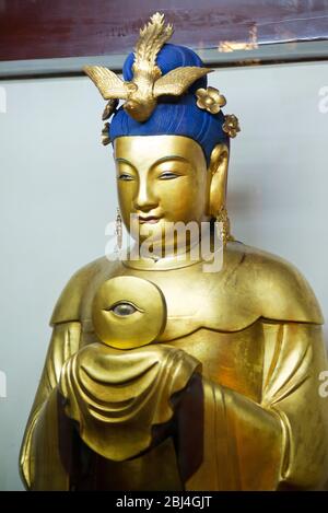 Statua d'oro nel Tempio del Dio della Città di Shanghai. Cina Foto Stock