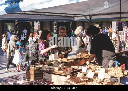 Londra/UK-26/07/18: Coppia che acquista dolci nella bancarella 'Outsider Tart' al mercato del cibo reale di Kings Cross, dove si trovano comodi negozi one-stop di selec Foto Stock
