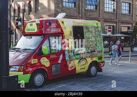 London/UK-26/07/18: Un pulmino per gelato parcheggiato in una strada di Londra. Un furgone per gelato è un veicolo commerciale che funge da punto vendita mobile per Ice cr Foto Stock