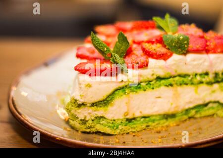 Merenga al pistacchio con frutti di bosco Foto Stock
