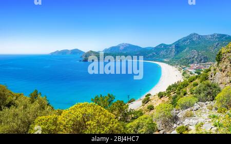 Sole estate tempo con cielo azzurro a Oludeniz. Vista aerea della splendida laguna blu e la spiaggia di Oludeniz, Fethiye distretto, Costa Turchese di Foto Stock