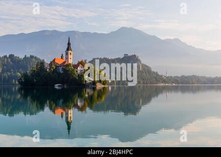 Bella riflessione dell'isola di Bled e del castello nel lago di Bled Foto Stock