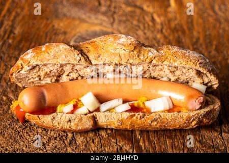 salsiccia austriaca in un panino Foto Stock