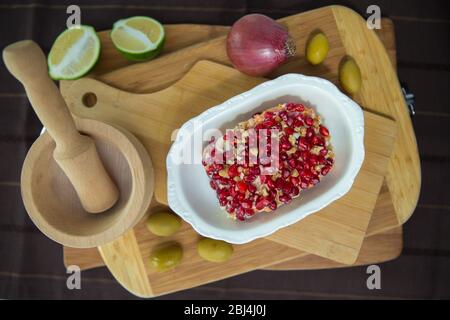 Barbabietola bollita grattugiata con aglio e maionese. Insalata di Panamanian party fatta con patate, barbabietole, uova, cipolle e maionese. Tavola di legno Foto Stock