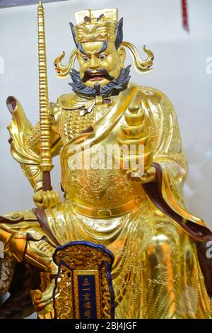 Statua d'oro nel Tempio del Dio della Città di Shanghai. Cina Foto Stock