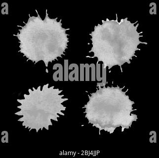 Set di inchiostri con macchie nere isolate. Set di blot astratto di acquerello. Set di blob grigi acquerello isolati su sfondo nero Foto Stock