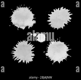 Set di inchiostri con macchie nere isolate. Set di blot astratto di acquerello. Set di blob grigi acquerello isolati su sfondo nero Foto Stock
