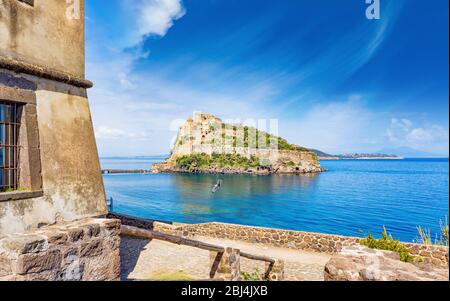 Vista sul Castello Aragonese da Michelangelo o Torre Guevara. Castello Aragonese è la destinazione turistica più visitata vicino Ischia isola, i Foto Stock