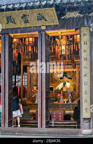 Tempio di Shanghai (Cina): Ingresso all'altare maggiore Foto Stock