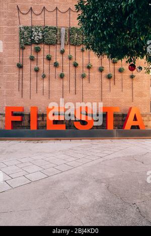 Barcellona, Spagna - 18 DICEMBRE 2019: ISCRIZIONE FIESTA in grandi lettere rosse sullo sfondo di un muro di mattoni Foto Stock