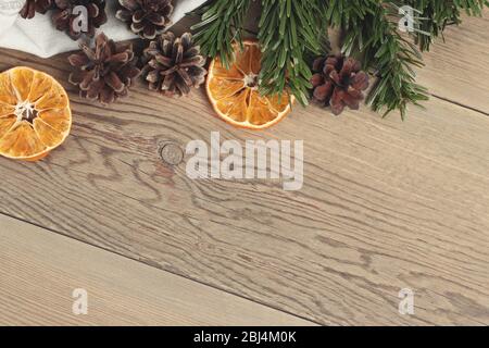 Zero sprechi e concetto di natale eco-friendly. Decorazioni naturali e rami di un albero di Natale sul tavolo di legno, vista dall'alto, piatto, copia spa Foto Stock