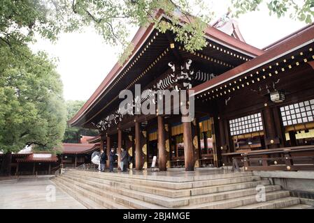 Particolare del Santuario Meiji in una giornata di domenica pioggia, a Tokyo, Giappone Foto Stock