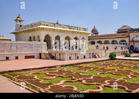 Agra, Uttar Pradesh / India - 6 ottobre 2019: Giardino di Anguri Bagh e padiglione Diwan-i-Khas (Sala del pubblico privato) in Forte di Agra, Utar Pr