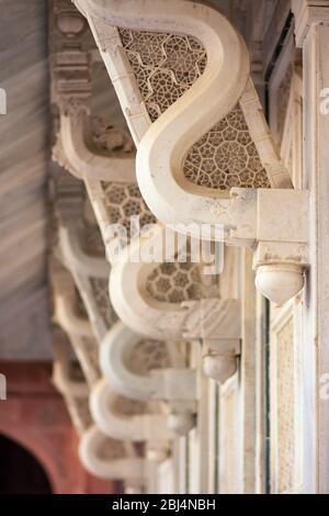 Dettagli della facciata presso la tomba di Salim Chishti a Fatehpur Sikri, ex capitale dell'Impero Mughal fondata nel 1571 dall'imperatore Akbar, un mondo UNESCO HE Foto Stock