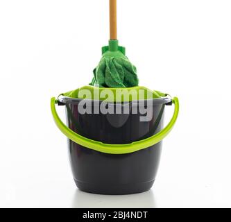 Pulizia mop su secchio colore verde nero isolato su sfondo bianco, Pulizia domestica Foto Stock