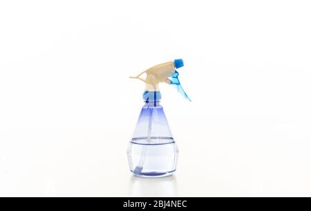 Flacone spray per pulizia blu trasparente con grilletto isolato su sfondo bianco. Spruzzatore detergente per fluidi chimici Foto Stock