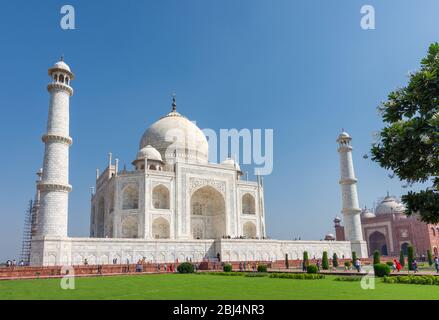 Il mausoleo di Taj Mahal costruito nel 1643 dall'imperatore Mughal Shah Jahan per ospitare la tomba di sua moglie Mumtaz Mahal ad Agra, Uttar Pradesh, India Foto Stock