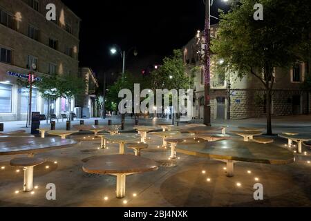 Gerusalemme, Israele. 28 Aprile 2020. Strada di Jaffa la strada più lunga e principale di Gerusalemme è vista vuota mentre Israele celebra 72 anni di indipendenza tra COVID-19 pandemia coronavirus. Il blocco del giorno dell'indipendenza ha effetto come gli israeliani legati alle case. Foto Stock