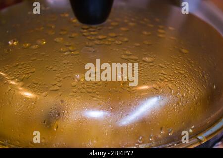 Preparazione di Uzbek pilaf - evaporazione di acqua dal riso, close-up Foto Stock