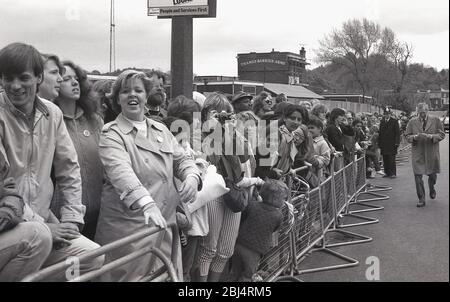 1984, folle storiche ed eccitate a Charlton Riverside in attesa dell'apparizione di sua Maestà la Regina a Greenwich per l'apertura ufficiale del Thames Barrier, Greenwich, Londra, Inghilterra, Regno Unito. Foto Stock