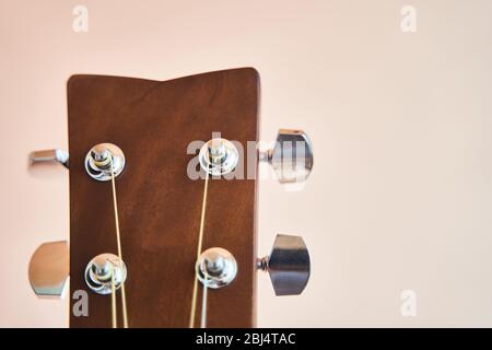 Testata per chitarra acustica con pioli. Tastiera per chitarra. Foto Stock