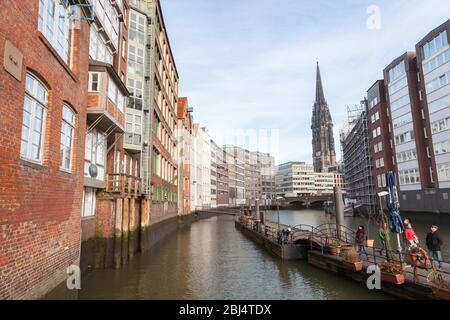 Amburgo, Germania - 30 novembre 2018: Città di Amburgo con la guglia della chiesa di San Nicola. I turisti camminano sul molo galleggiante Foto Stock