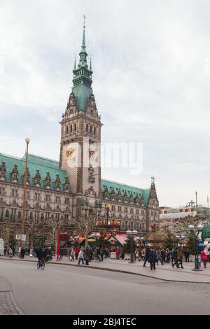 Amburgo, Germania - 30 novembre 2018: La gente cammina su Rathausmarkt vicino al vecchio Municipio di Amburgo. Si tratta della piazza centrale di Amburgo, situata nel vecchio Foto Stock