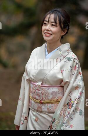 Una donna giapponese vestita in kimono tradizionale al parco dei cervi Nara, Giappone. Foto Stock