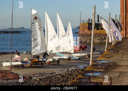 Gommoni a vela, preparazione per le gare di club, e linea di lavaggio su Low Quay, il porto, North Berwick Foto Stock