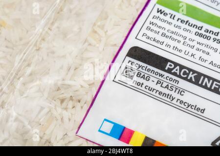 Etichettatura DEGLI alimenti ASDA che mostra lo stato di riciclaggio degli imballaggi alimentari. Per la guerra in materia di softplastic, riciclaggio di plastica, informazioni sul riciclaggio delle confezioni, etichette per alimenti. Foto Stock