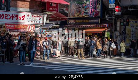 Persone che camminano al mercato di Ameyoko, Tokyo, Giappone Foto Stock