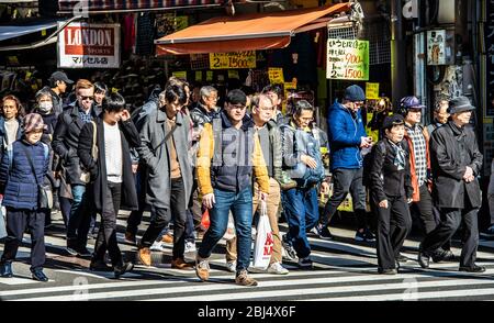 Persone che camminano al mercato di Ameyoko, Tokyo, Giappone Foto Stock