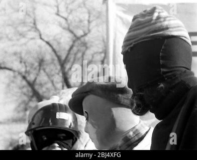 I manifestanti maschili mascherati partecipano a una manifestazione contro il razzismo a Leicester, Inghilterra, Regno Unito, Isole britanniche, nel 1972. Foto Stock