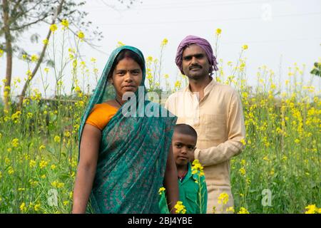 Ritratto di Indian famiglia rurale sorridente Foto Stock