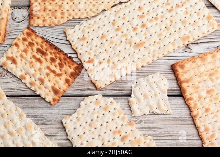 Il mattzo focaccia per le feste ebraiche di alto livello sul tavolo Foto Stock
