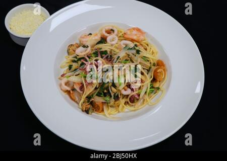 pasta di pesce linguine con gamberi, calamari, cozze e vongole Foto Stock